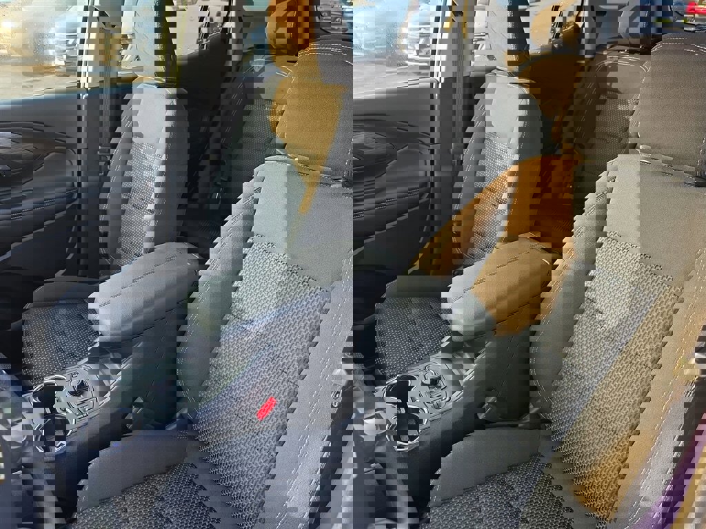 Used 2023 GMC Terrain SLE w/ Driver Convenience Package image 13