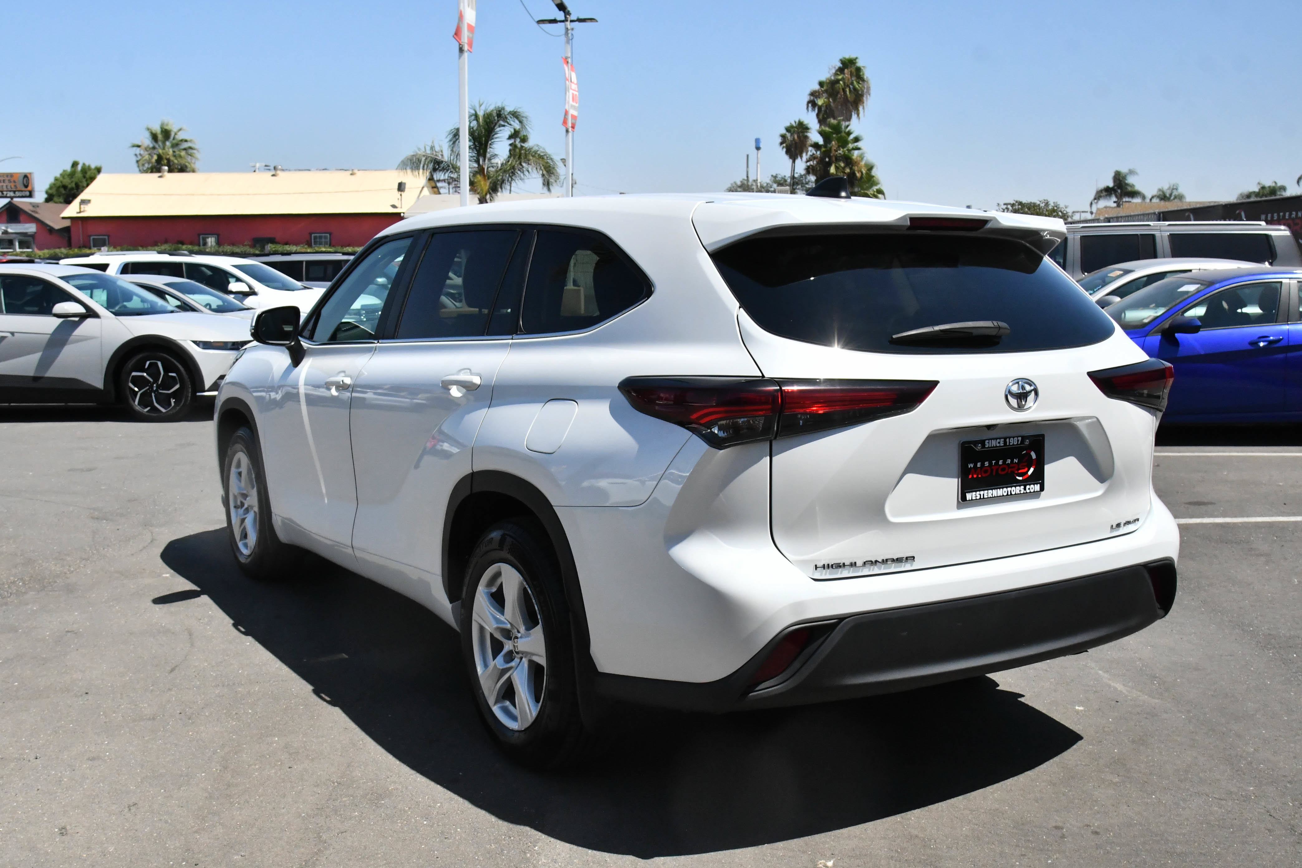 Used 2024 Toyota Highlander LE AWD/4WD image 6