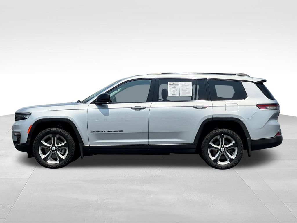 Used 2023 Jeep Grand Cherokee L Limited w/ Black Appearance Package AWD/4WD image 4