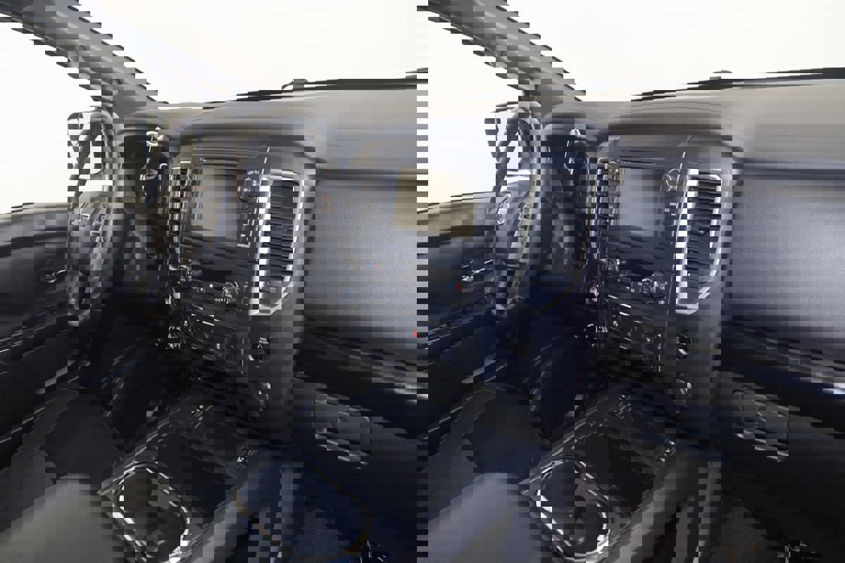 Used 2019 Nissan Titan SV w/ SV Convenience Package image 38