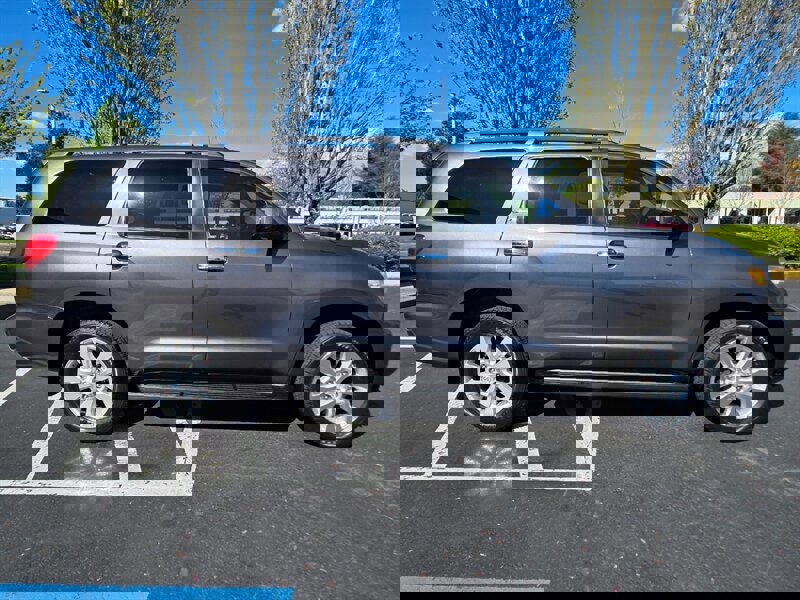 Used 2011 Toyota Sequoia Platinum AWD/4WD image 4