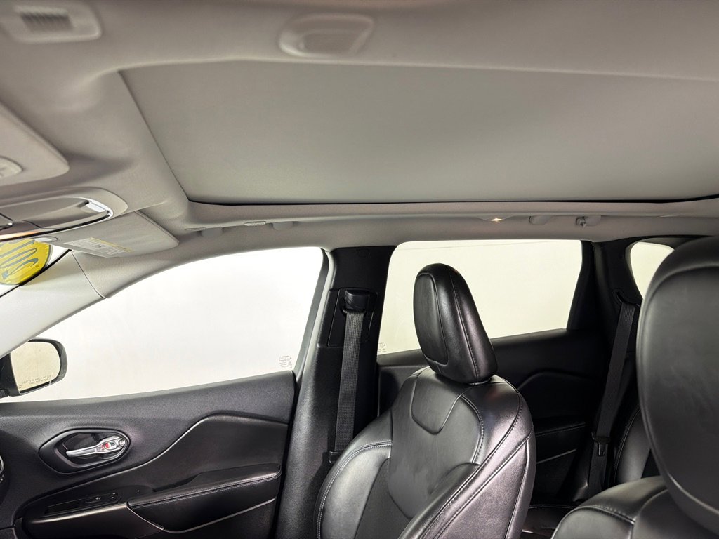 Used 2019 Jeep Cherokee Latitude Plus w/ Comfort/Convenience Group image 13