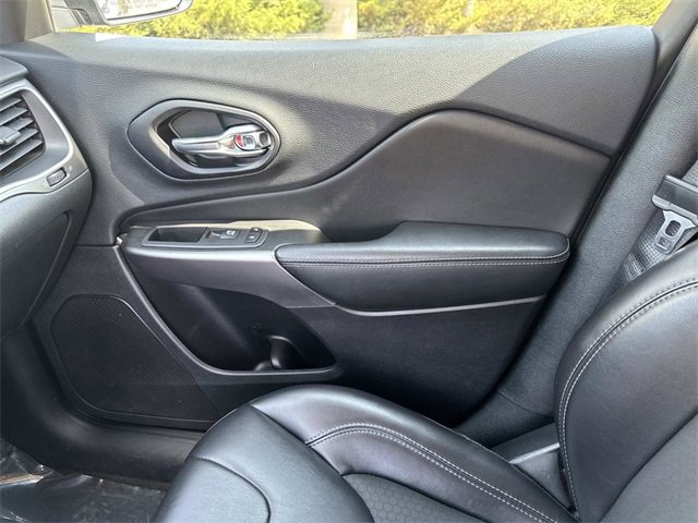 Used 2019 Jeep Cherokee Latitude Plus w/ Comfort/Convenience Group image 23