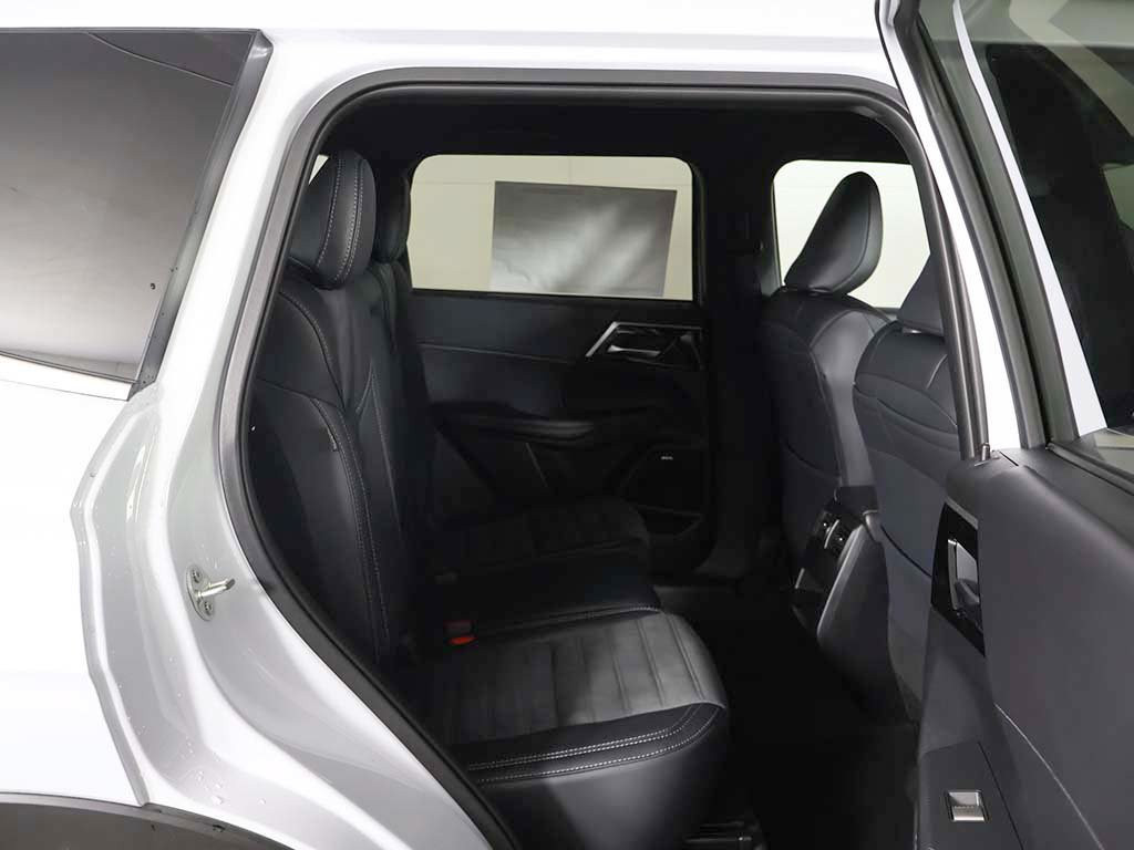 New 2026 Mitsubishi Outlander LE AWD/4WD image 30