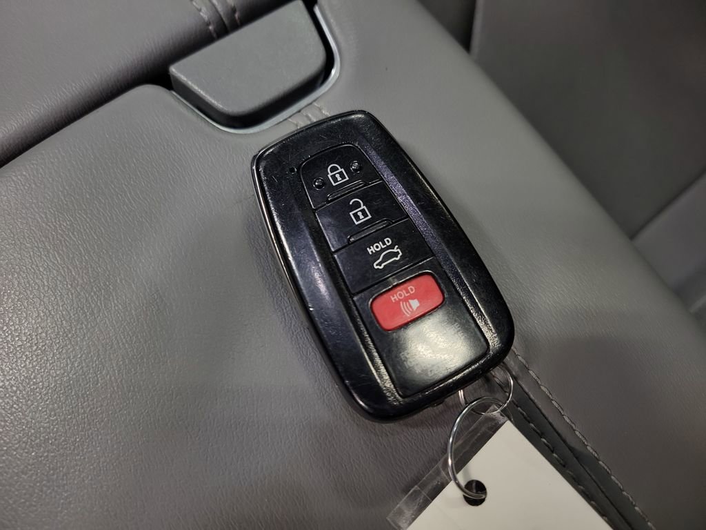 Used 2019 Toyota Avalon Limited image 15