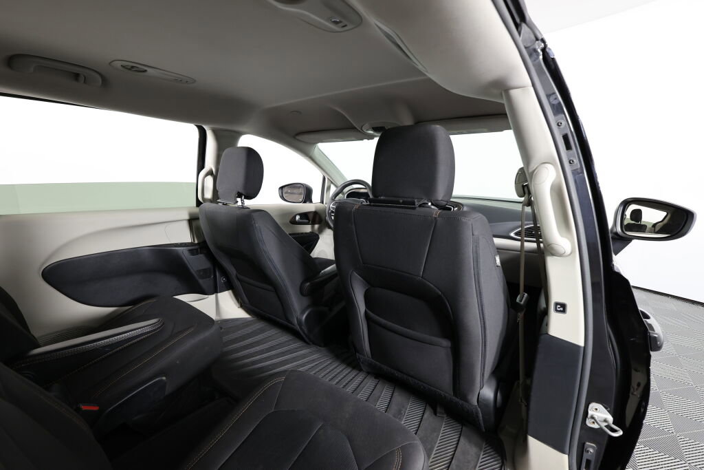 Used 2017 Chrysler Pacifica Touring image 19