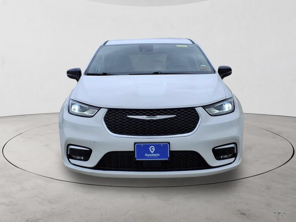 Used 2024 Chrysler Pacifica Touring-L FWD image 2