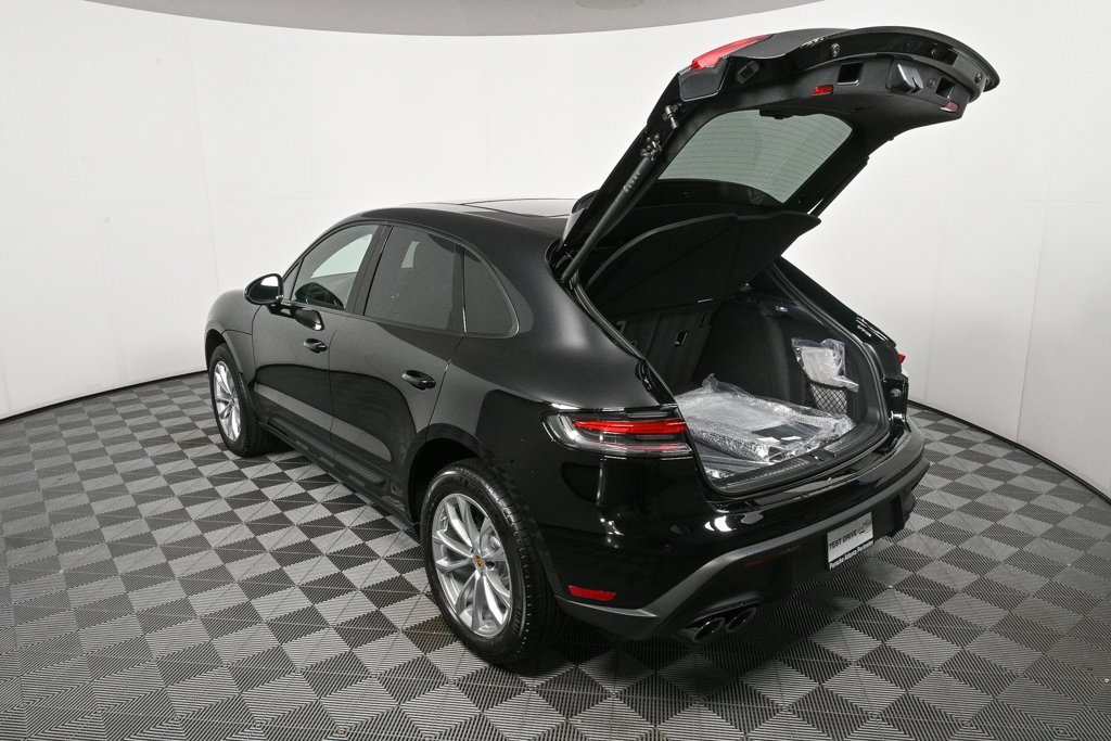 Certified 2025 Porsche Macan image 32