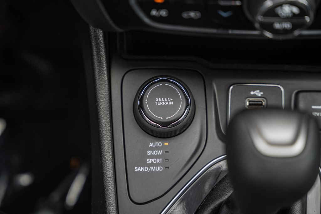 Used 2019 Jeep Cherokee Limited AWD/4WD image 26