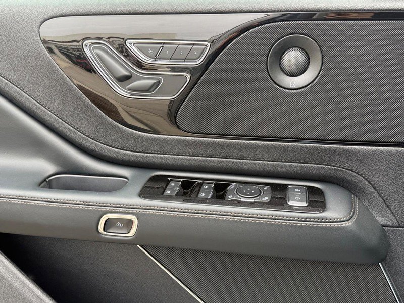 New 2025 Lincoln Aviator AWD w/ Jet Appearance Package image 19