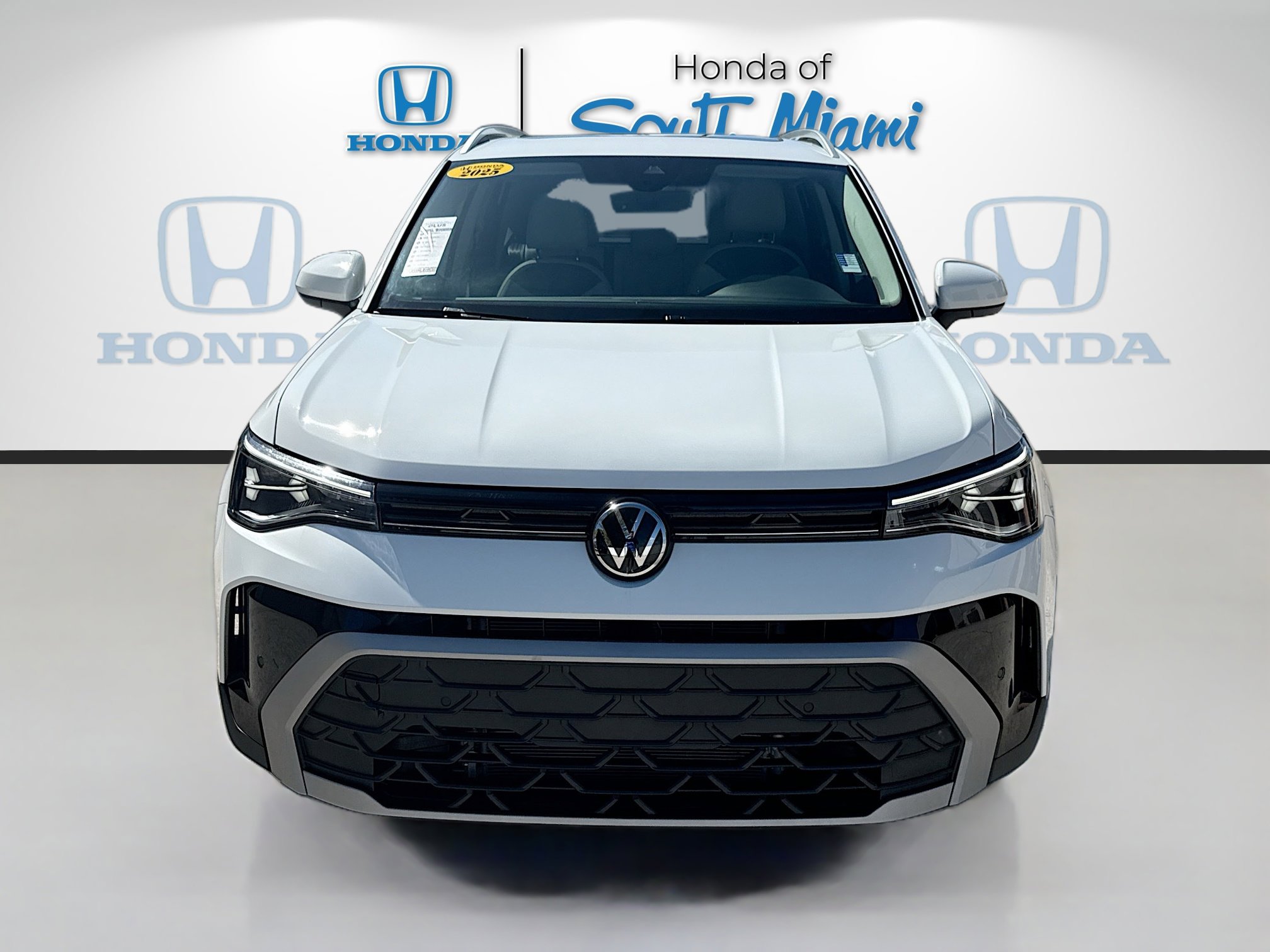 Used 2025 Volkswagen Taos SE image 2