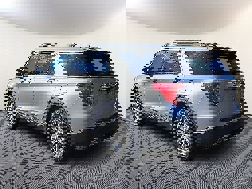 Used 2021 Ford Explorer XLT w/ Equipment Group 202A image 6