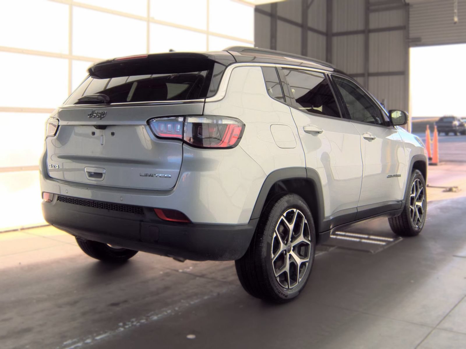 Used 2025 Jeep Compass Limited AWD/4WD image 3