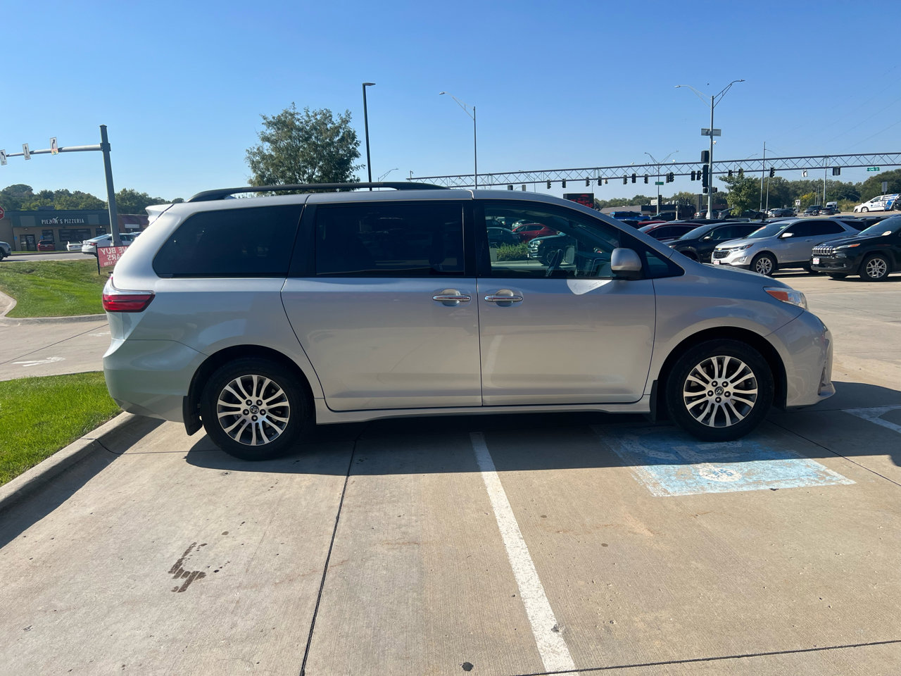 Used 2019 Toyota Sienna XLE image 5