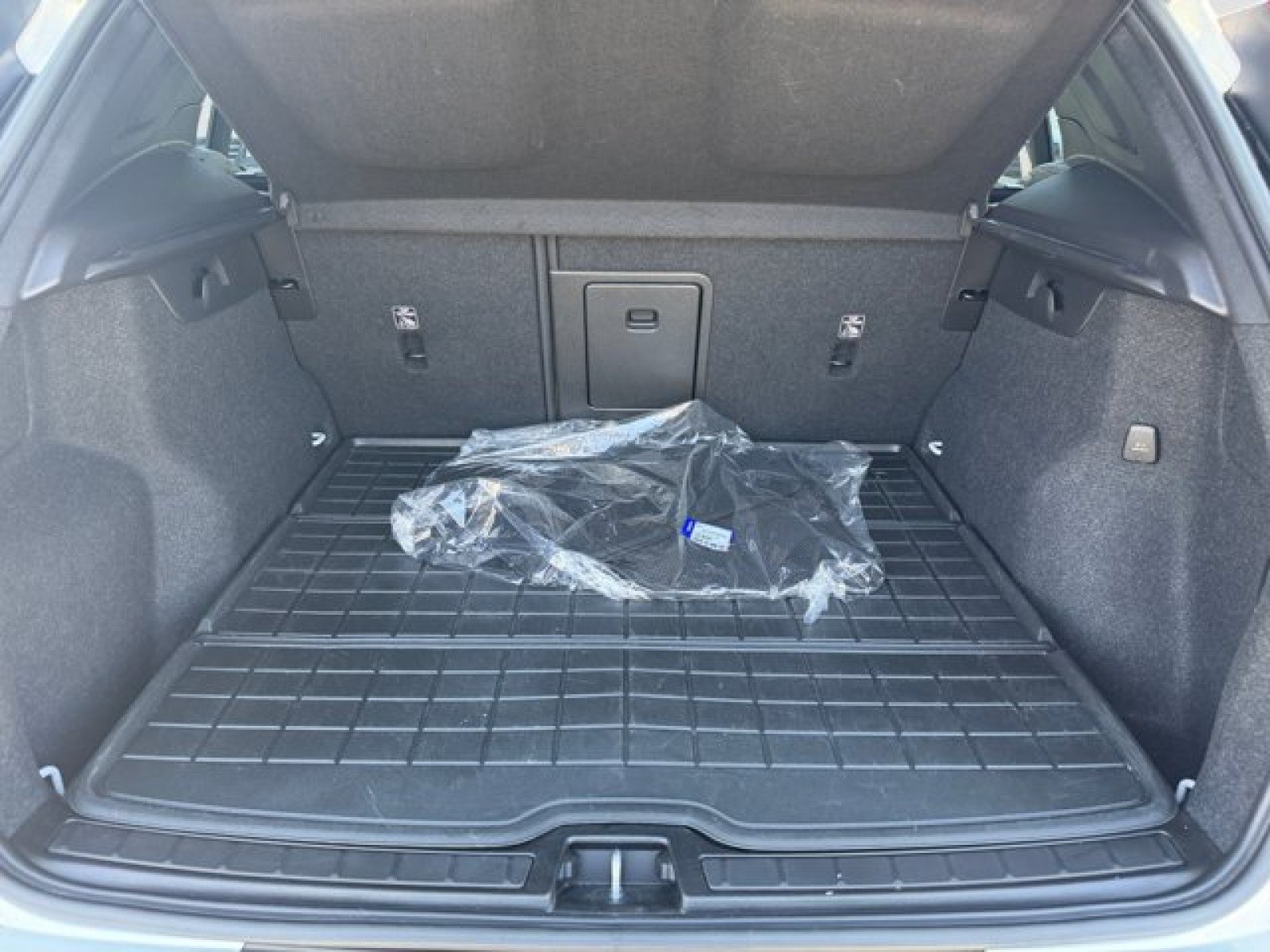 Used 2023 Volvo XC40 B5 Plus AWD/4WD image 19