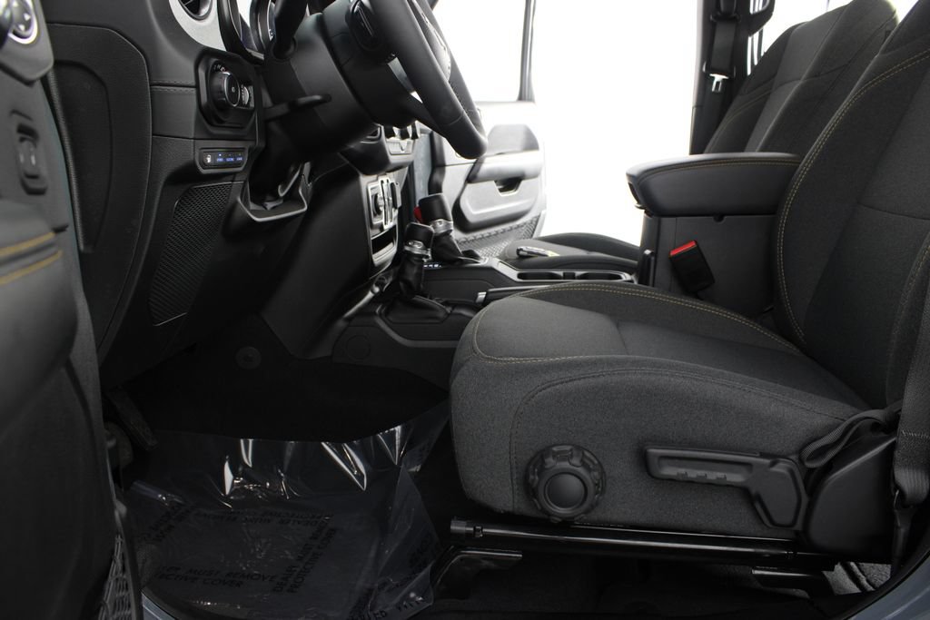 Used 2025 Jeep Wrangler Unlimited Sahara w/ Safety Group AWD/4WD image 15