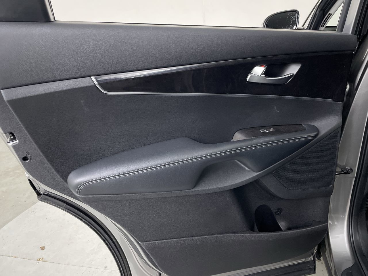 Used 2018 Kia Sorento L image 18