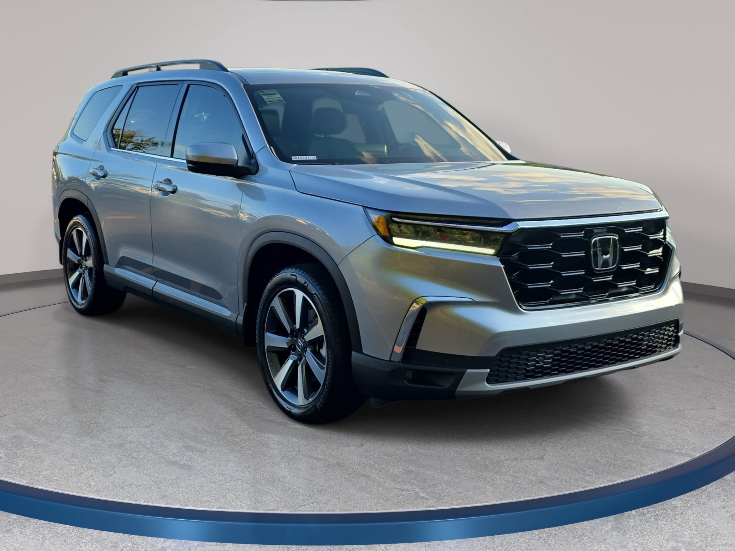 Used 2025 Honda Pilot Touring image 3