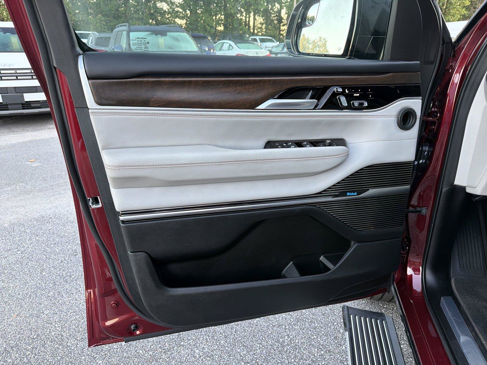 Used 2025 Jeep Grand Wagoneer 4WD image 9