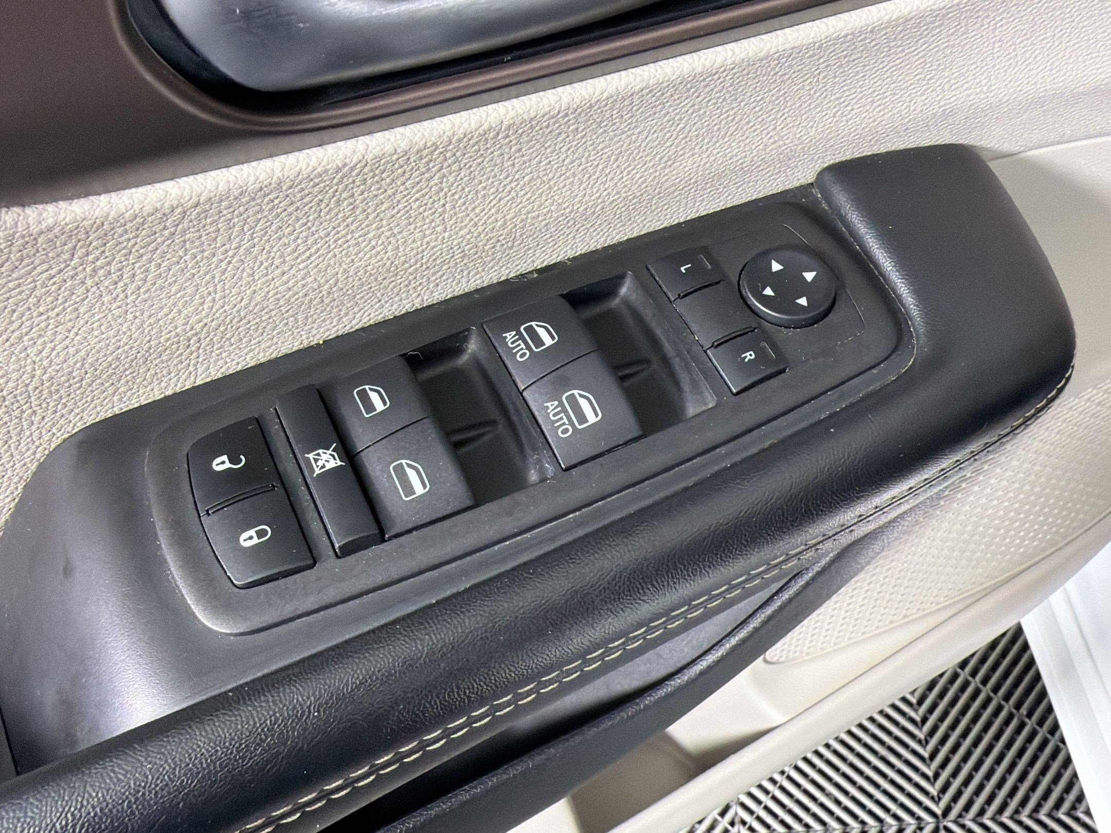 Used 2023 Chrysler Voyager LX FWD image 19
