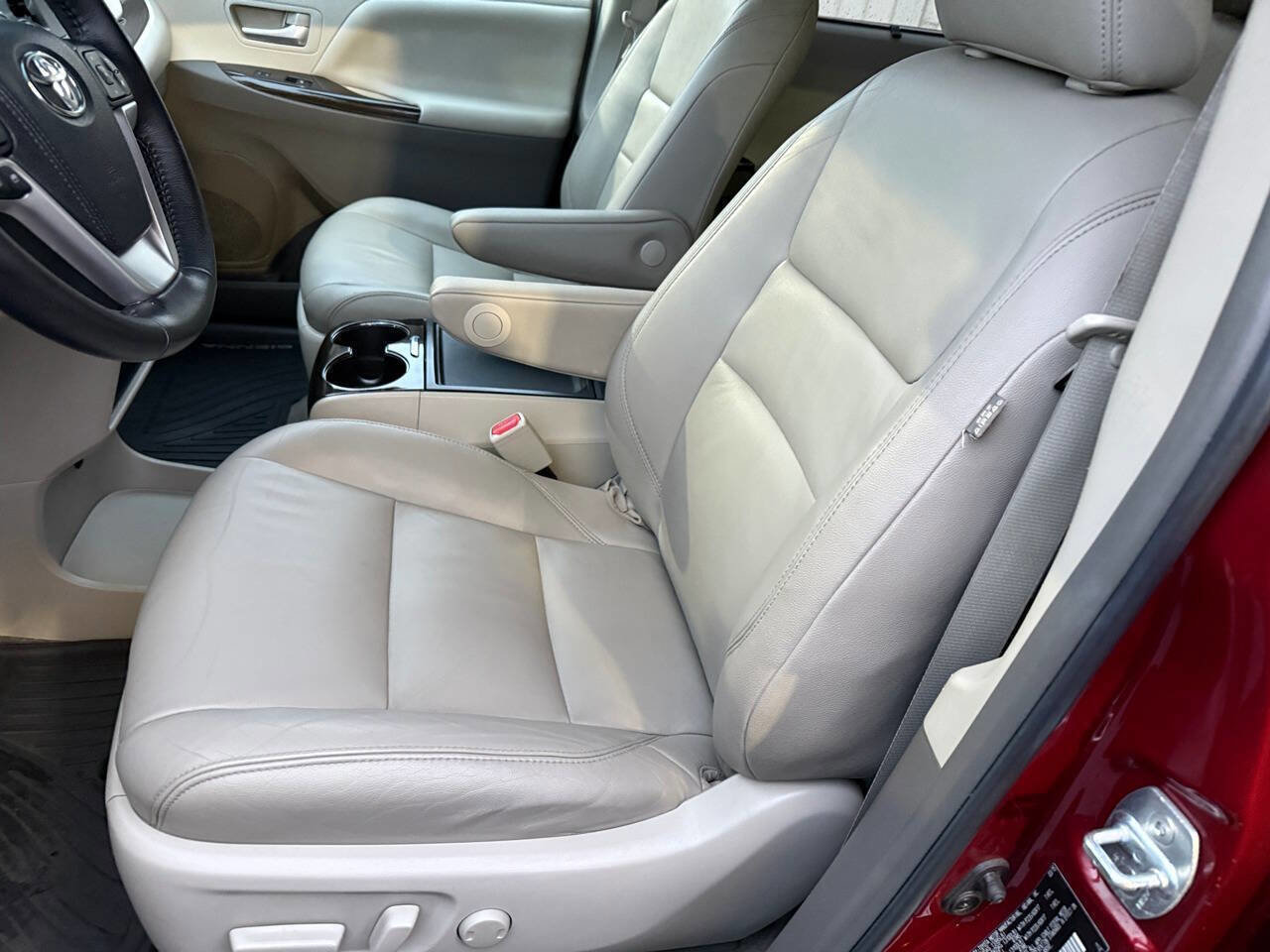 Used 2015 Toyota Sienna image 94