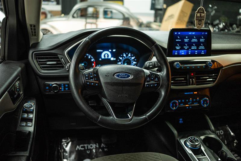 Used 2022 Ford Escape SE w/ SE Sport Appearance Package image 17