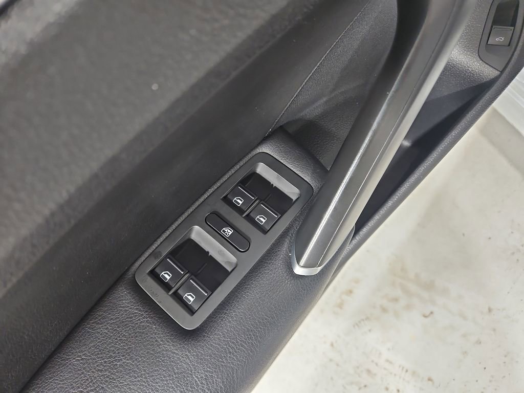 Used 2018 Volkswagen Passat 3.6 image 11