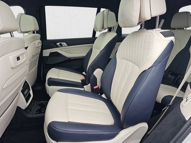 Used 2021 BMW X7 M50i w/ Dynamic Handling Package image 17
