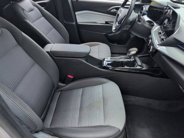 Used 2025 Chevrolet Trax LT w/ LT Convenience Package FWD image 30