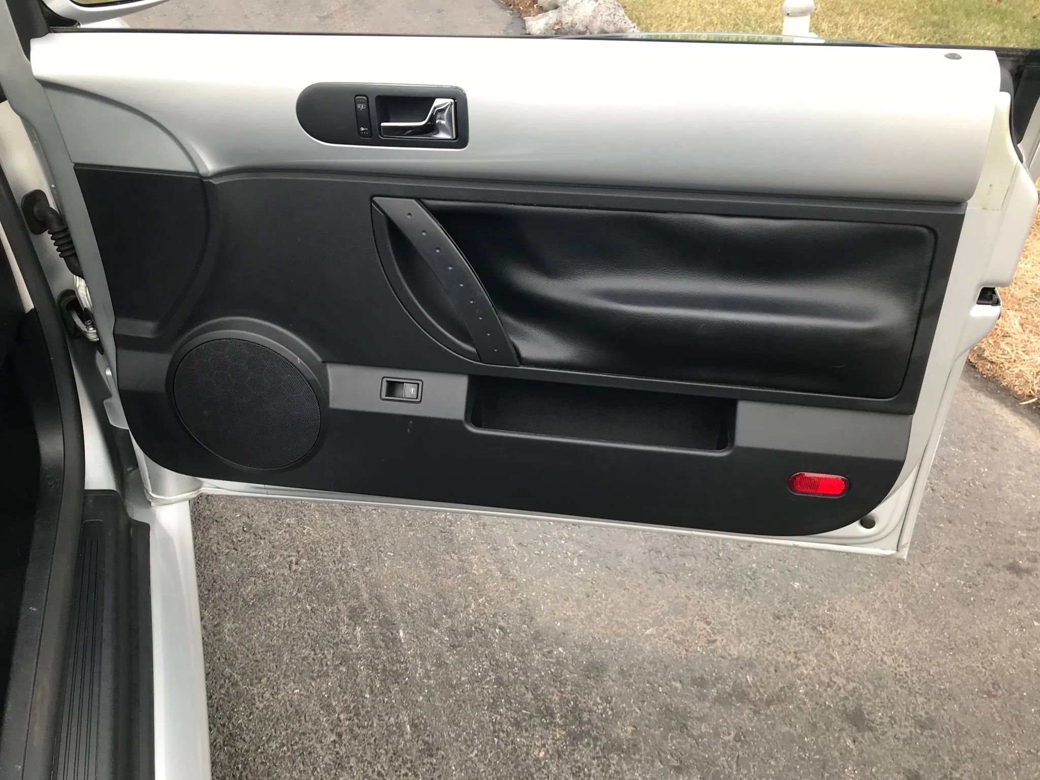 Used 2006 Volkswagen Beetle Convertible w/ Package 1 image 36