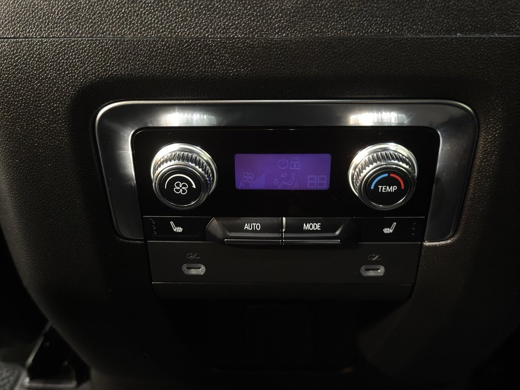 Used 2024 GMC Yukon XL Denali image 13