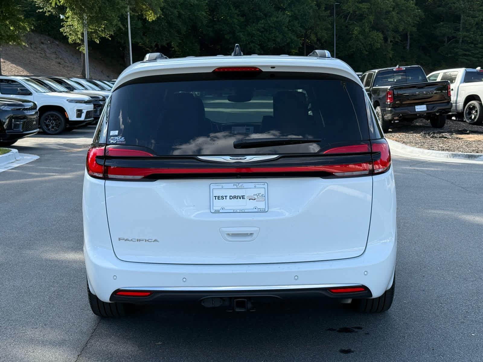Used 2024 Chrysler Pacifica Pinnacle w/ Trailer Tow Group FWD image 4