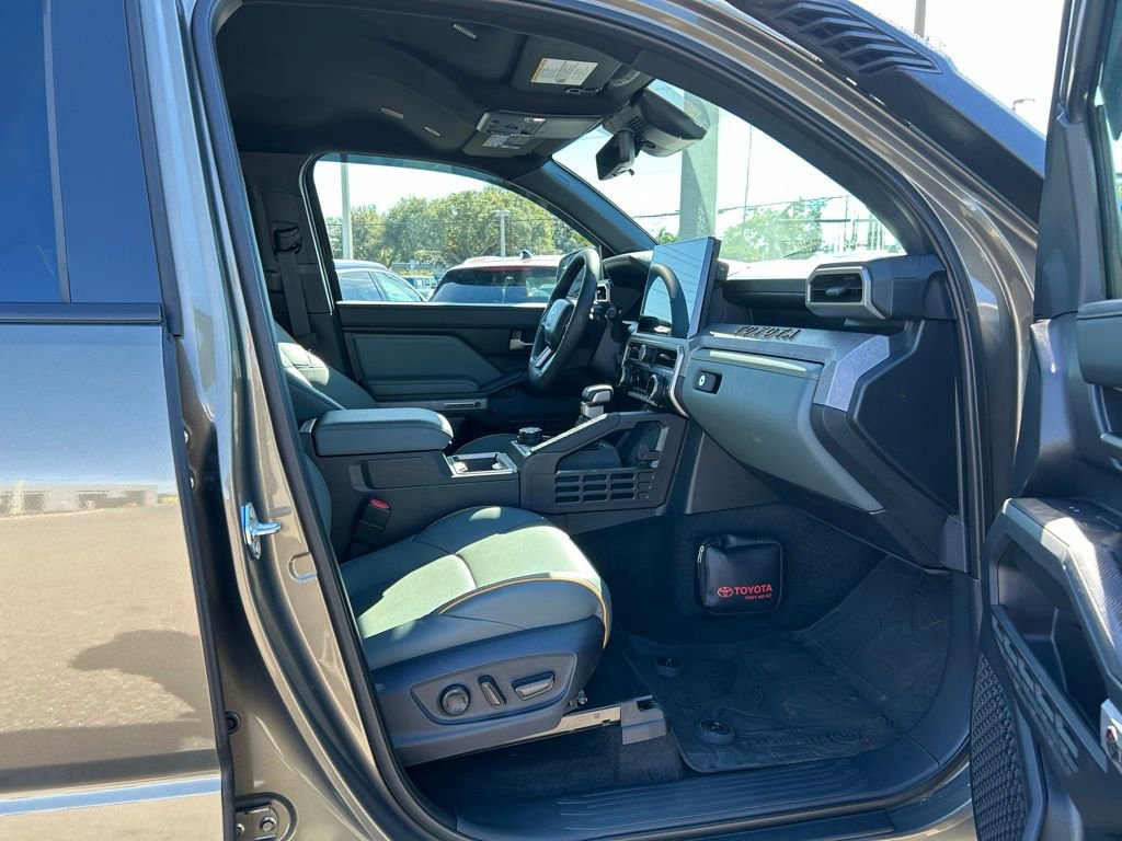 Used 2025 Toyota Tacoma Trailhunter image 45