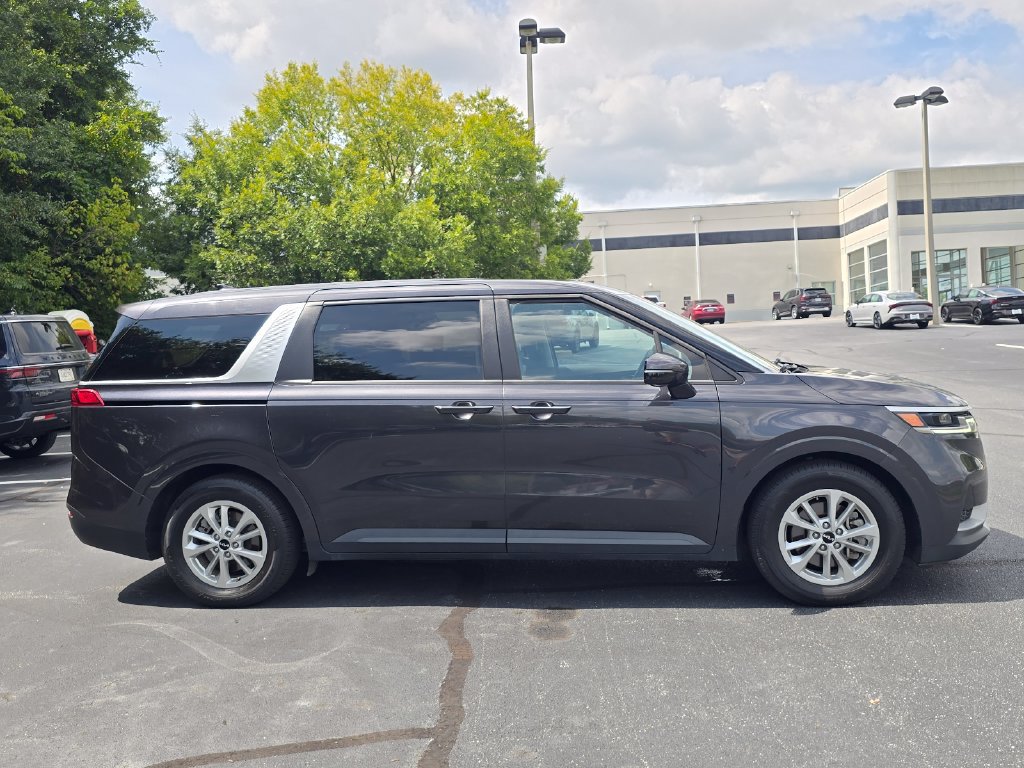 Used 2024 Kia Carnival LX FWD image 2