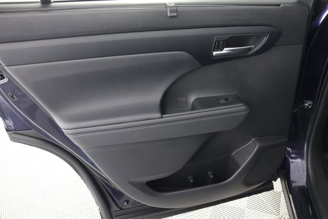 Used 2023 Toyota Highlander XLE image 28
