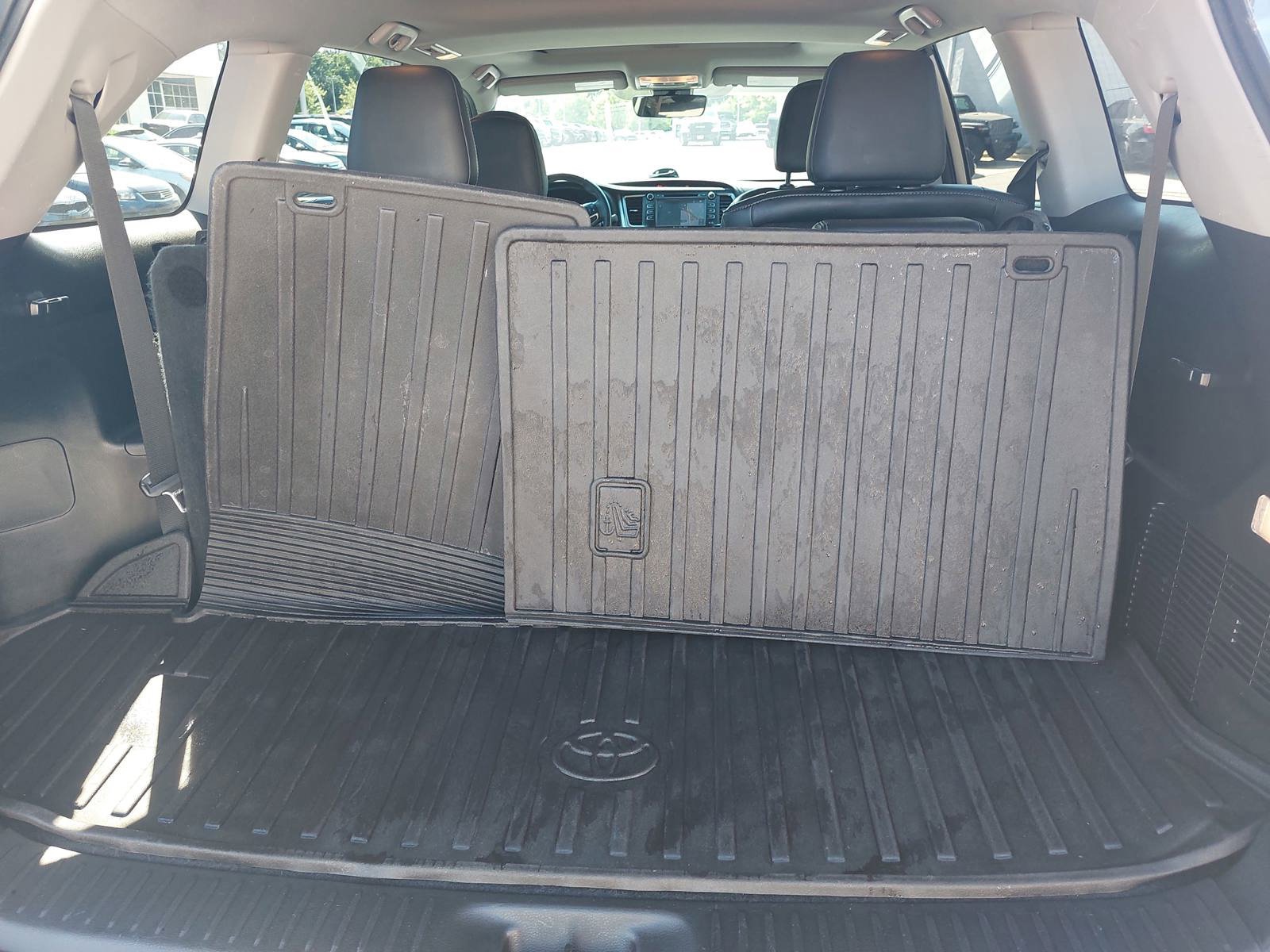 Used 2018 Toyota Highlander SE image 14