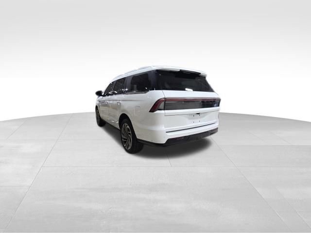 Used 2025 Lincoln Navigator Reserve AWD/4WD image 5