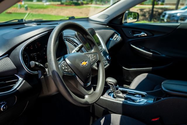 Used 2021 Chevrolet Malibu LT FWD image 31