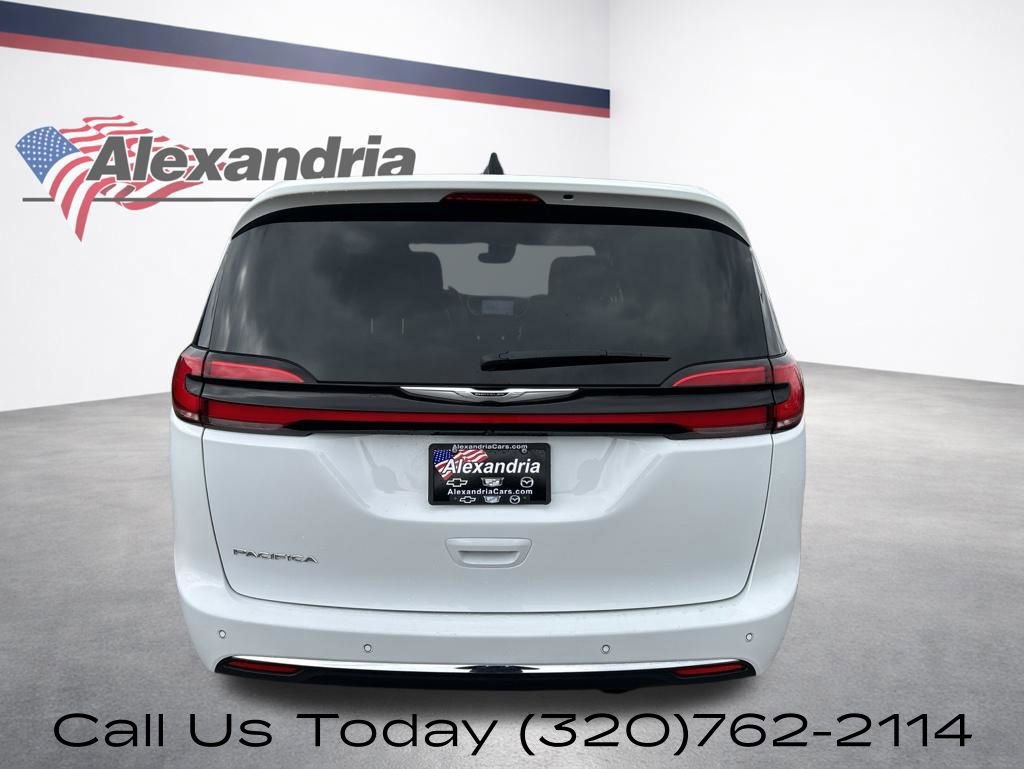 Used 2024 Chrysler Pacifica Touring-L FWD image 7