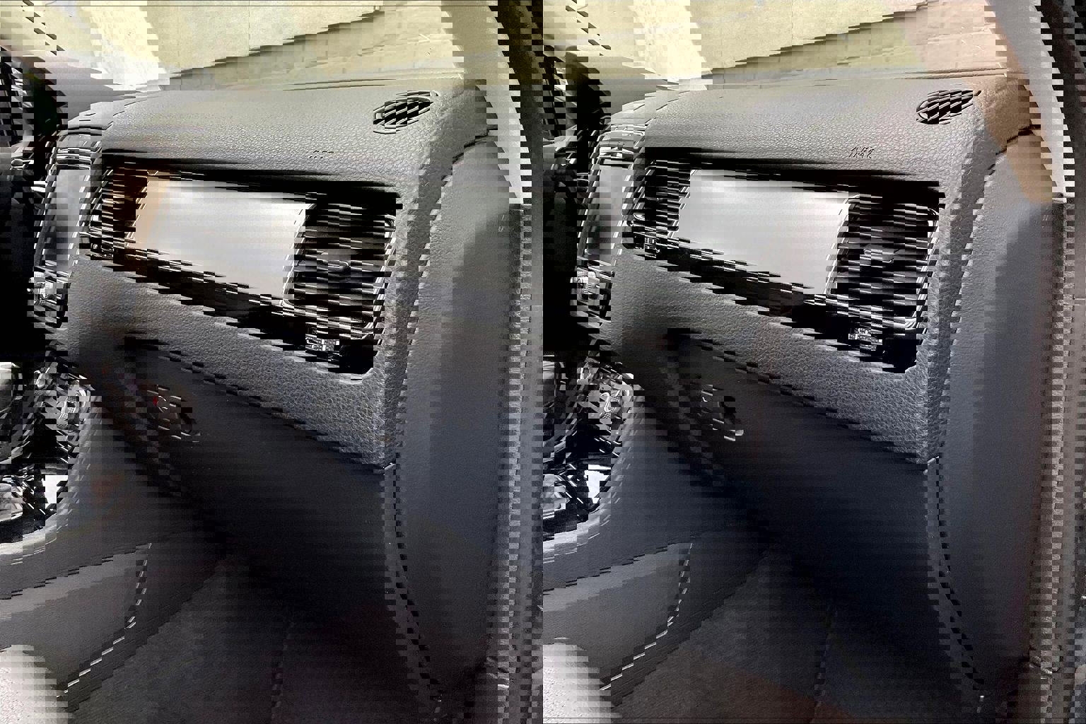 Used 2016 Volkswagen Touareg Sport image 16