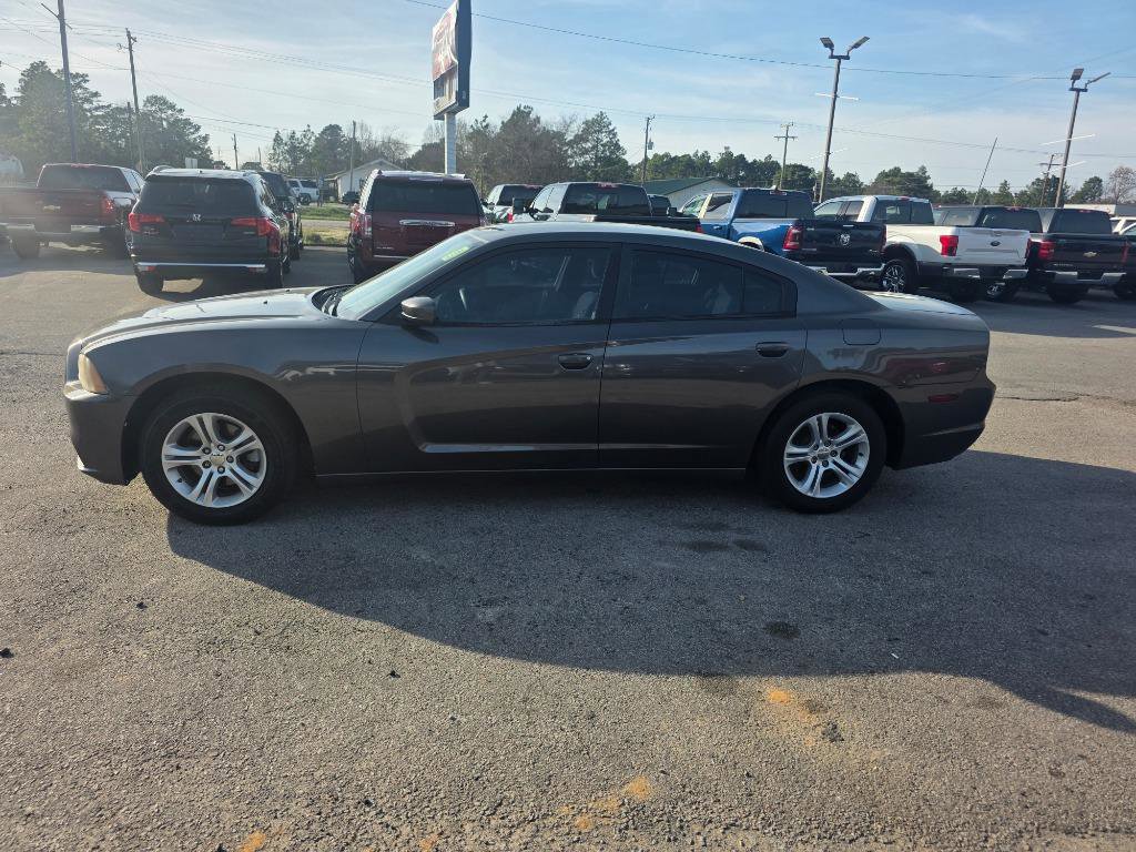 Used 2013 Dodge Charger SE RWD image 2