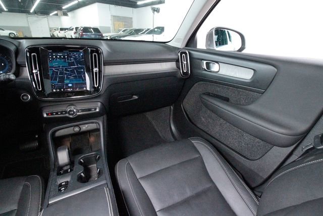 Certified 2025 Volvo XC40 B5 Plus w/ Protection Package Premier AWD/4WD image 7