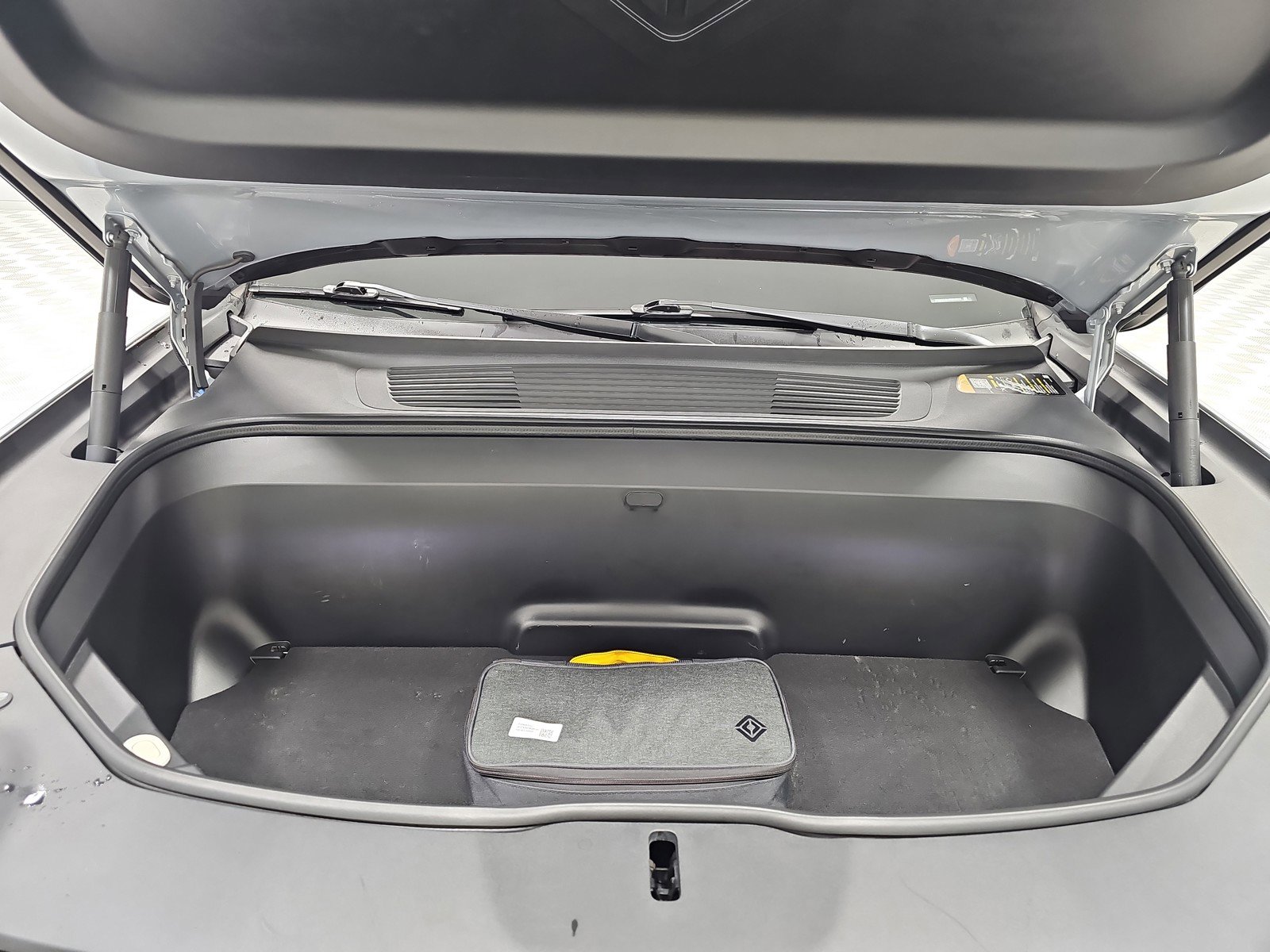 Used 2024 Rivian R1S Adventure image 14