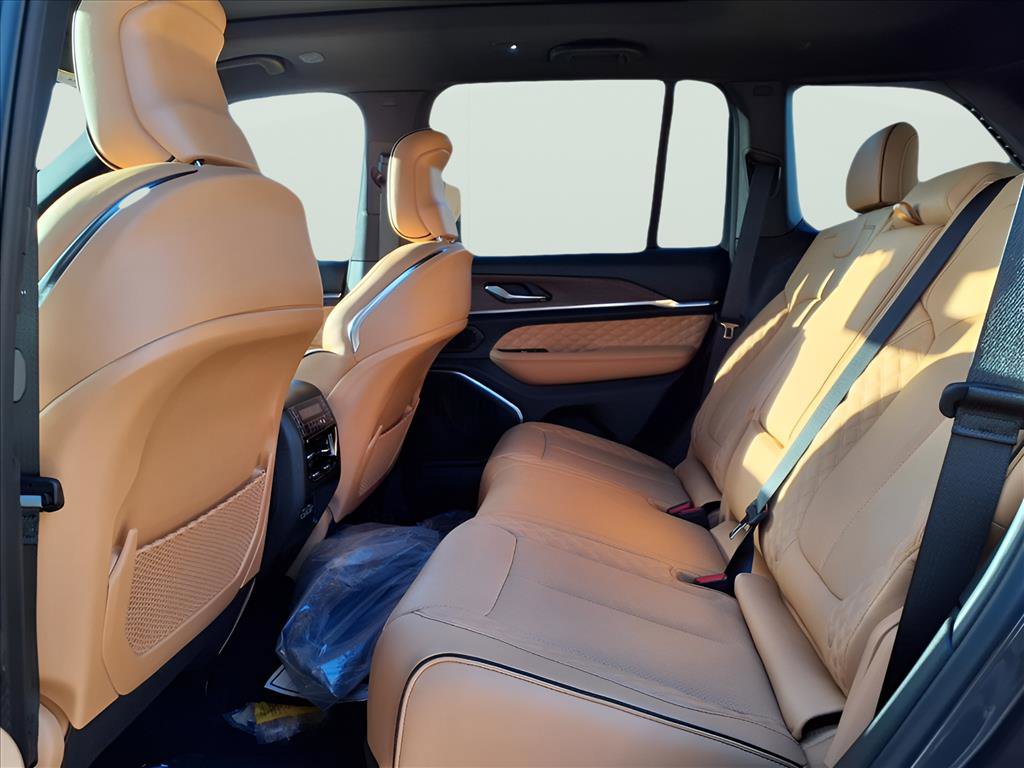 New 2025 Jeep Grand Cherokee Summit image 15