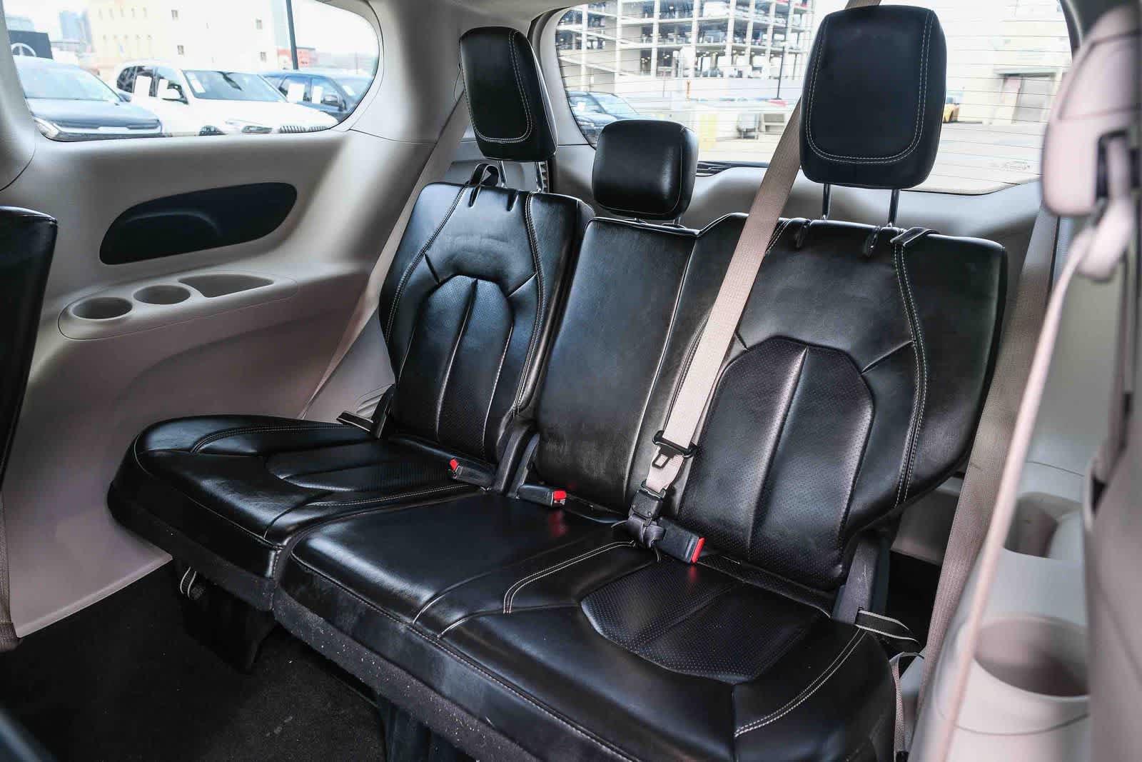 Used 2023 Chrysler Pacifica Touring-L FWD image 20