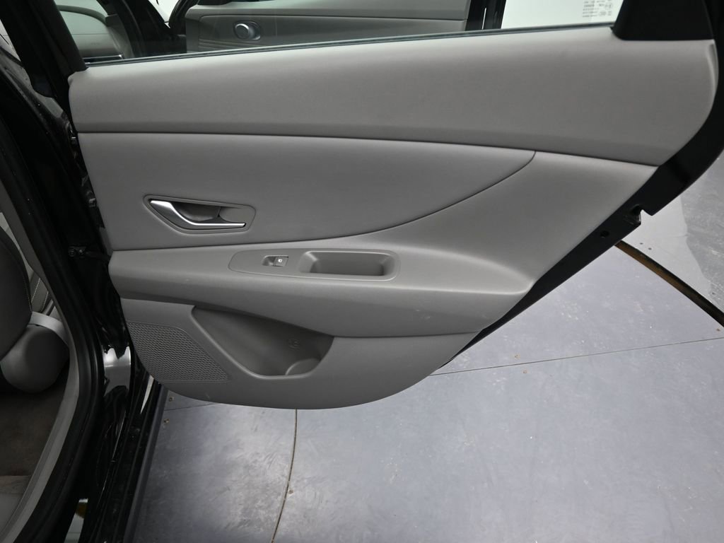 Used 2025 Hyundai Elantra SEL image 18