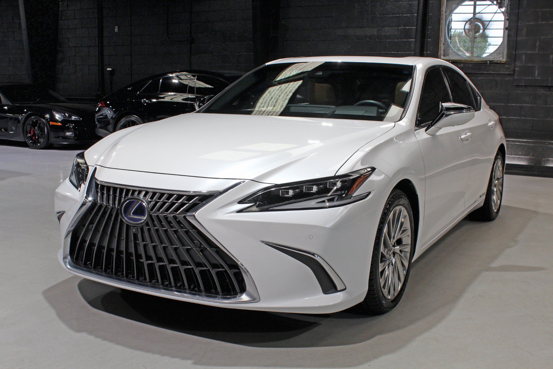 Used 2022 Lexus ES 300h Ultra Luxury w/ Accessory Package 2 FWD image 5