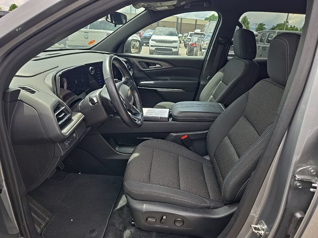 Used 2024 Chevrolet Traverse LT FWD image 16