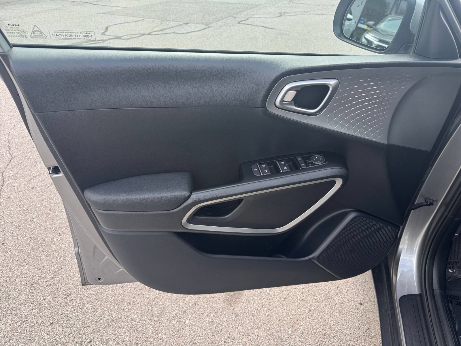 Used 2025 Kia Soul LX w/ LX Technology Package FWD image 18