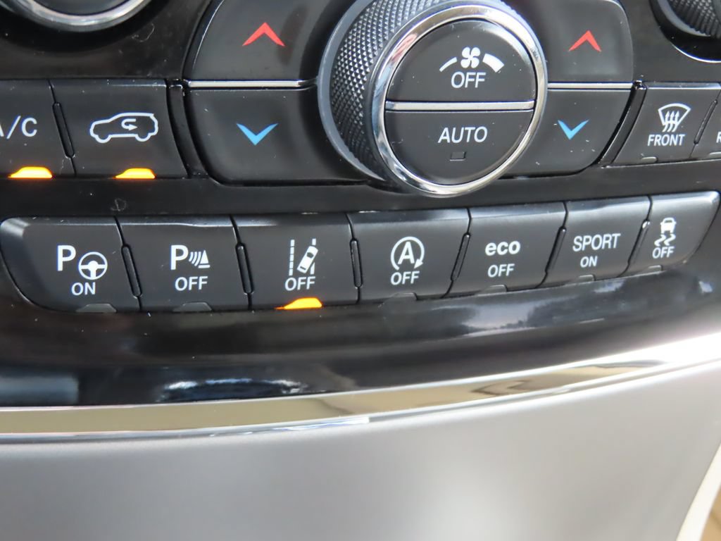 Used 2019 Jeep Grand Cherokee Overland AWD/4WD image 11